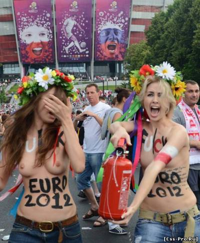 Девушки из Украины расстреляли футбольных фанатов в Варшаве.